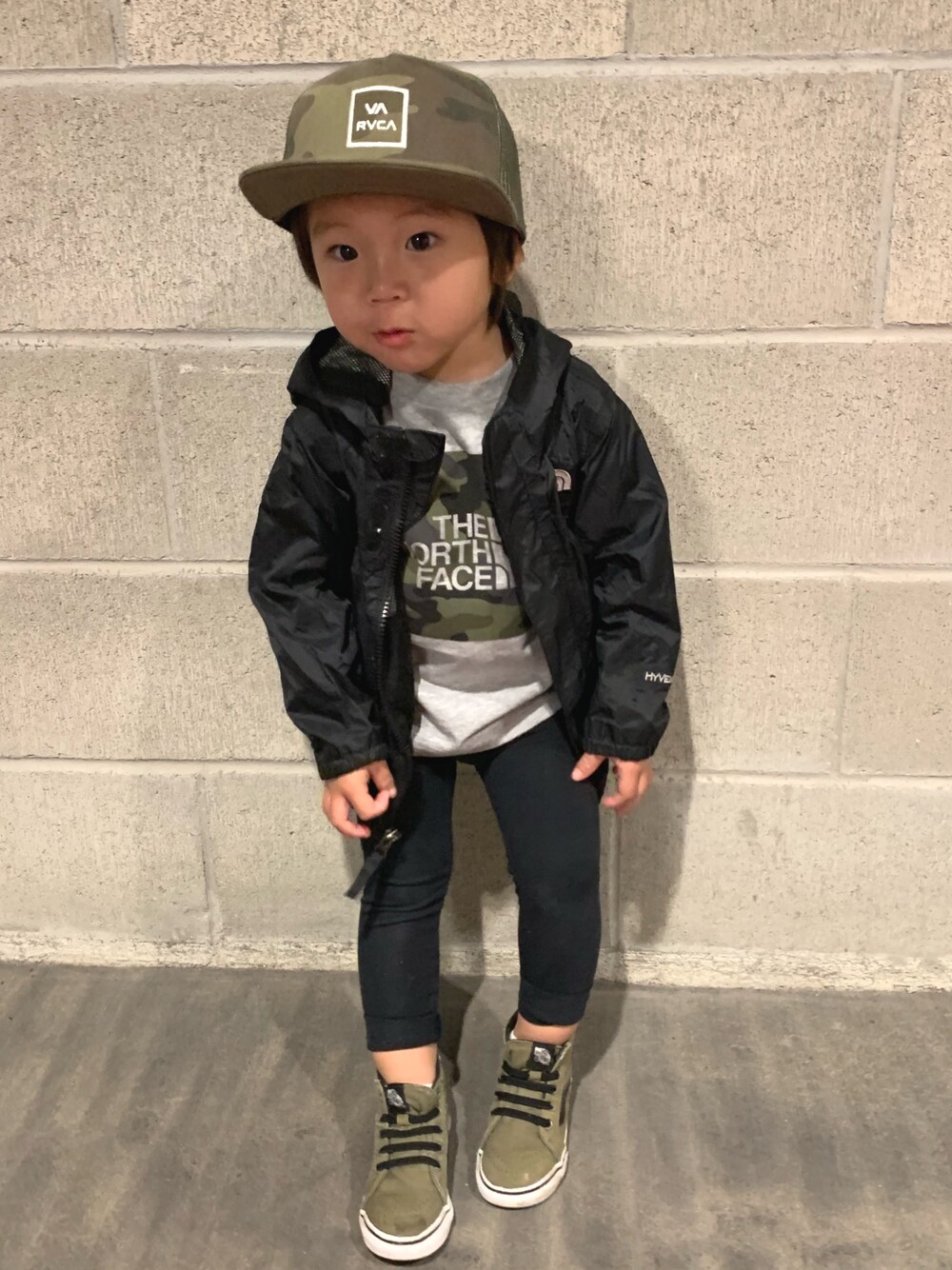 「THE NORTH FACE、VANSのスニーカー、RVCA(ルーカ)、2歳児 キッズ 男の子、ファッションキッズ」｜「THE NORTH FACEのアイテム（Tシャツ/カットソー、グレー系）」を使った、Kuboriさん（キッズ・74cm）の秋コーディネートの1枚目の写真