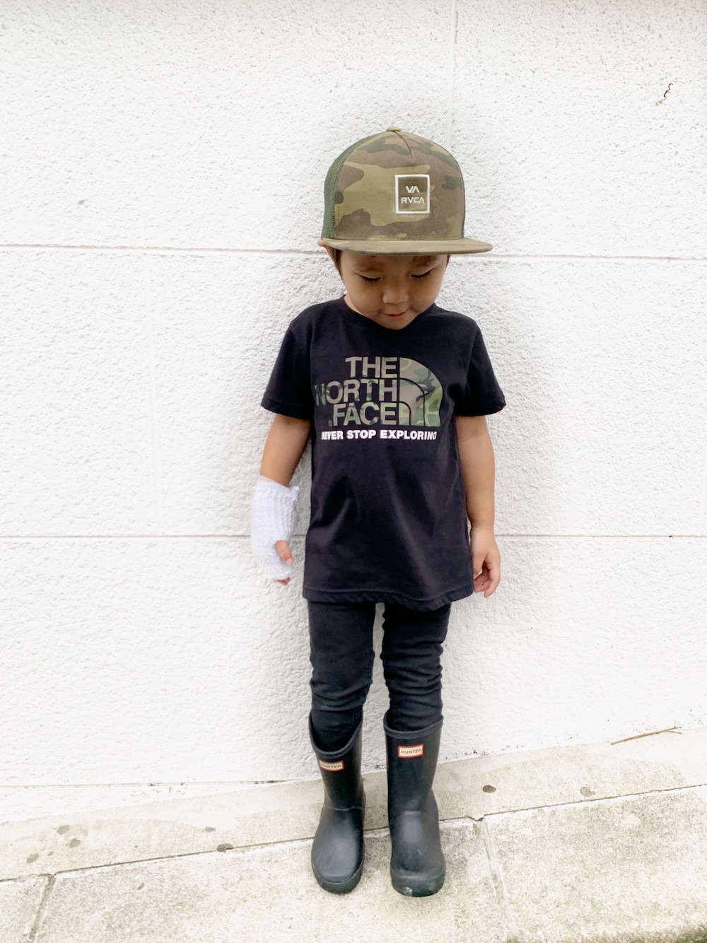「THE NORTH FACE、RVCA(ルーカ)、hunterboots、 2歳」｜「HUNTERのアイテム（レインシューズ、ブラック系）」を使った、Kuboriさん（キッズ・92cm）の秋コーディネートの1枚目の写真