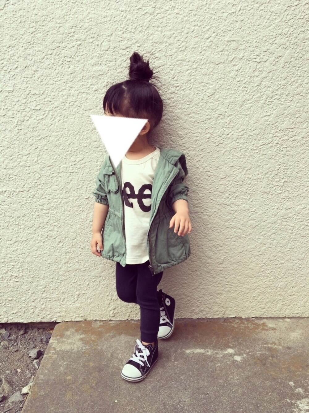 「キッズファッション、女の子コーデ、ミリタリージャケット、黒スキニー、Lee kids、converse、お団子ヘアー、ドラフトリー、babygap、ドラフトギャップ」｜「LeeのLeeKIDS LEELOGO PRINT TEE（Tシャツ/カットソー、ホワイト系）」を使った、mikkoさん（キッズ・80cm）の春コーディネートの1枚目の写真