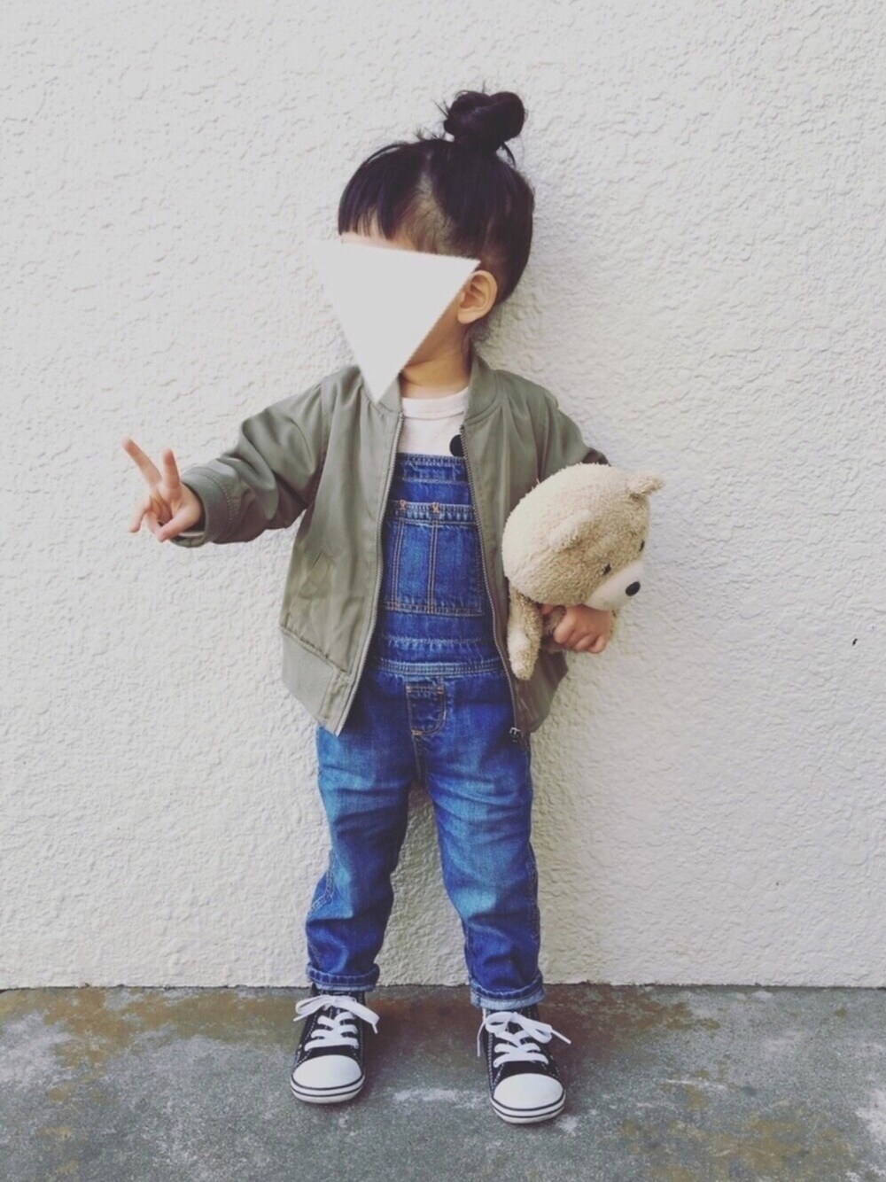 「オーバーオール、春アウター、スニーカー女子、パッツン、オンザ眉毛、お団子ヘアー、韓国子供服、babygap、ドラフトギャップ」｜「petit mainのMA-1ブルゾン（MA-1、グリーン系）」を使った、mikkoさん（キッズ・80cm）の春コーディネートの1枚目の写真