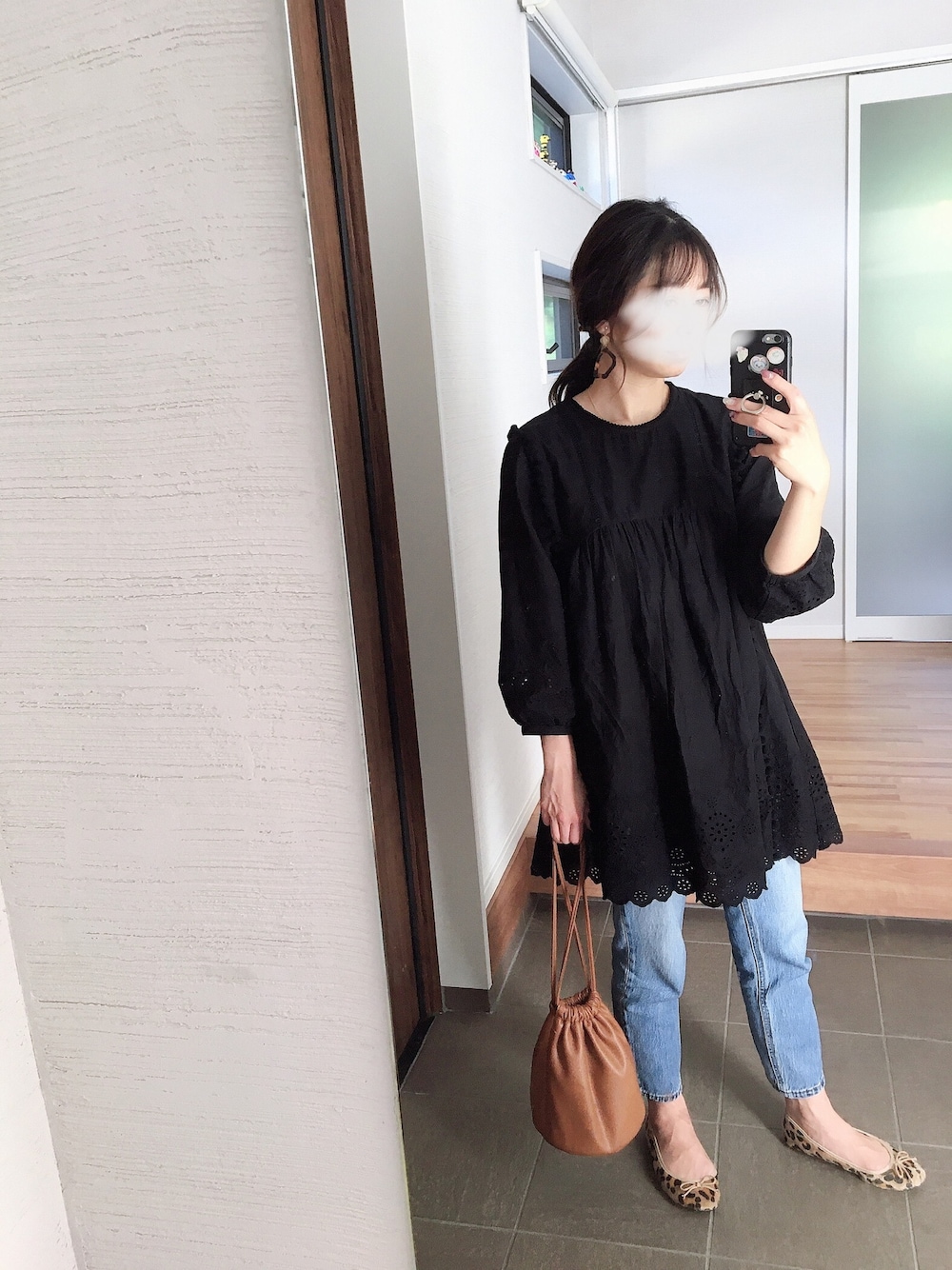 「秋のコーデ、ママコーデ、低身長コーデ、テーパードアンクルジーンズ、ワンピース×デニム、スカラップ、ZARA、GU、巾着バッグ、秋のマイ旬スタイル」｜「GUのテーパードアンクルジーンズ（パンツ、ブルー系）」を使った、mikkoさん（レディース・152cm）の秋コーディネートの1枚目の写真
