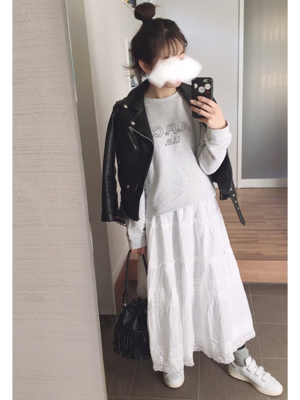 「ライダースジャケット、beautiful people、A.P.C.、ロゴスウェット、レーススカート、コットンスカート、おしゃれさんと繋がりたい、今日のコーデ、低身長コーデ、白スニーカー」｜「UNITED ARROWSの＜beautiful people（ビューティフルピープル)＞ヴィンテージ ライダース（ライダースジャケット、ブラック系）」を使った、mikkoさん（レディース・152cm）の冬コーディネートの1枚目の写真
