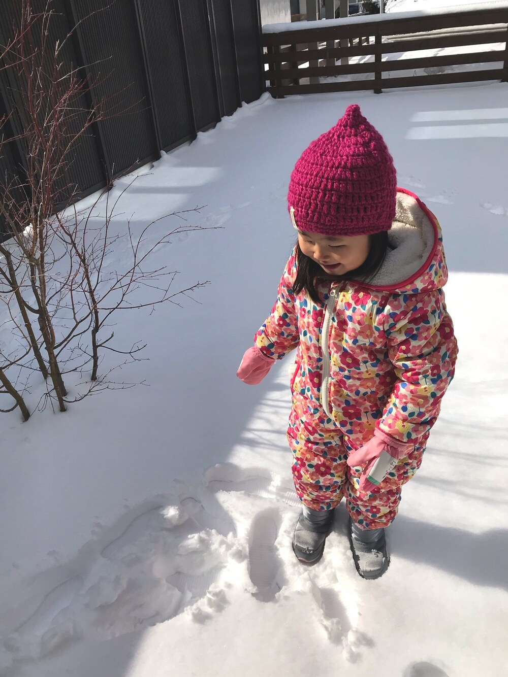 「キッズファッション、プチプラコーデ、おしゃれさんと繋がりたい、ニット帽、女の子コーデ、4歳、ニューバランス、雪、ジャンプスーツ、スノーブーツ」｜「NEW BALANCEのYO996（ブーツ、グレー系）」を使った、ripoさん（キッズ・110cm）の冬コーディネートの1枚目の写真