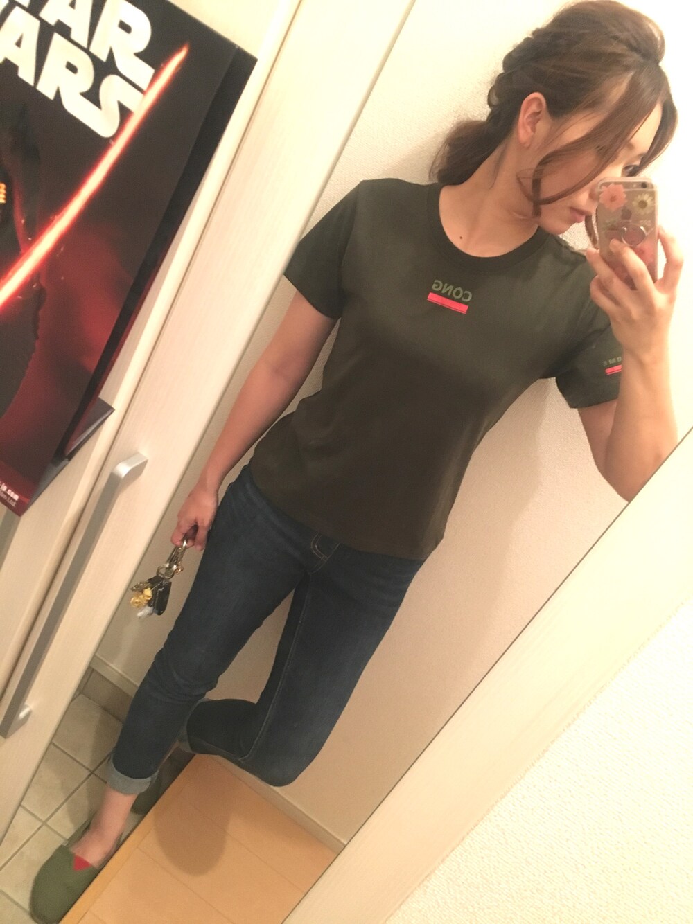 「ベトナム、ハノイ、カフェ、スタッフＴシャツ、スリッポン」｜「cộng capheのアイテム（Tシャツ/カットソー、グリーン系）」を使った、芽ねぎさん（レディース・169cm）の夏コーディネートの1枚目の写真