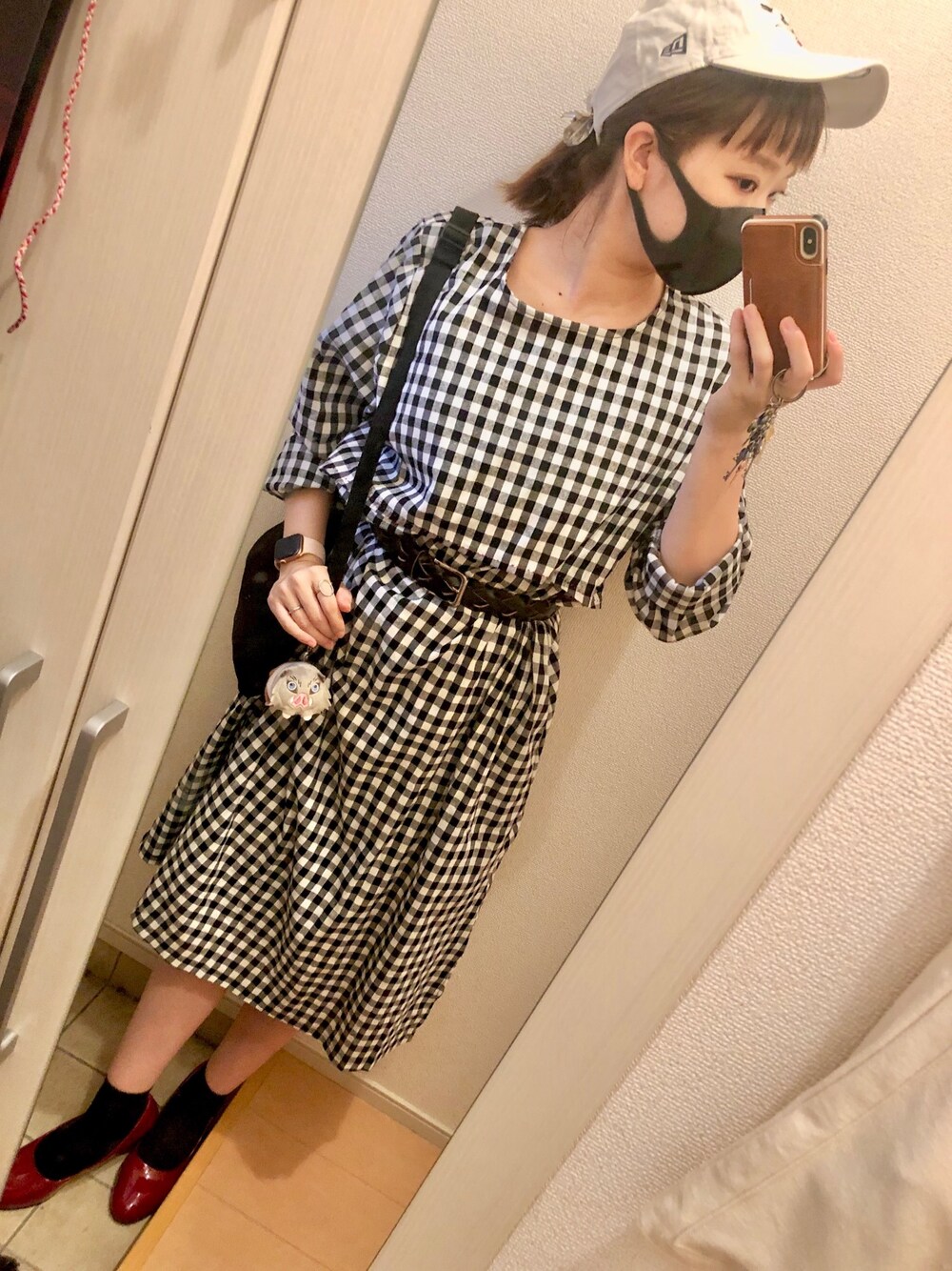 レッド系のレインシューズ、ホワイト系のキャップを着用したレディースの夏コーディネートの1枚目の写真