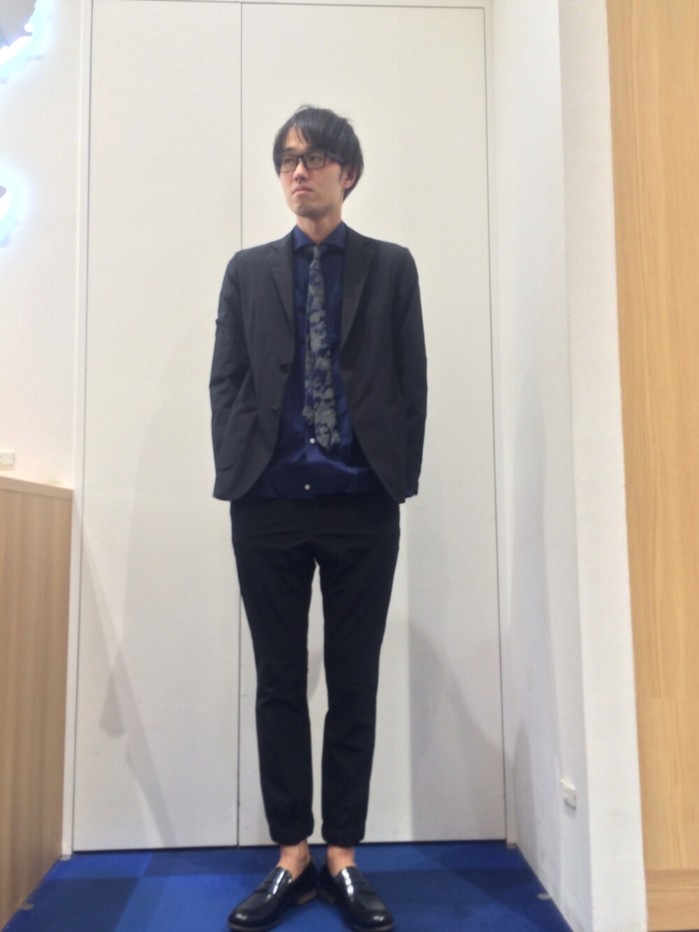 「セットアップ、黒、ナロータイ、カモフラ」｜「TRANS CONTINENTSのアイテム（テーラードジャケット、ブラック系）」を使った、takashi.nさん（メンズ・186cm）の冬コーディネートの1枚目の写真