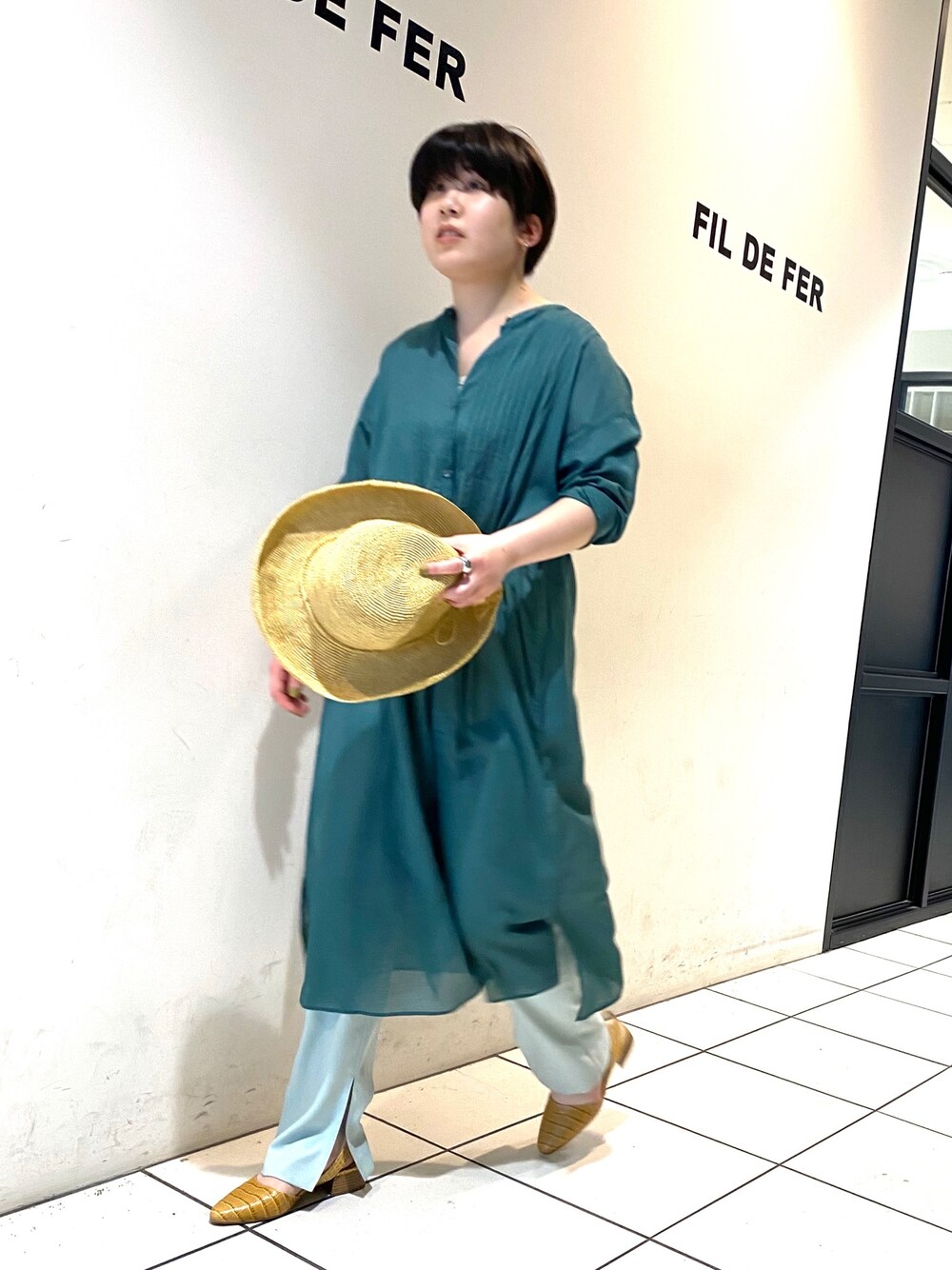 「大人カジュアル、ラフ、シンプル、カジュアル、ワンピース、春コーデ、レイヤードスタイル、グリーン」｜「NOMBRE IMPAIRのRY/Cボイル ロングシャツワンピース（シャツワンピース、グリーン系）」を使った、kunisada.さん（レディース・160cm）の春コーディネートの1枚目の写真