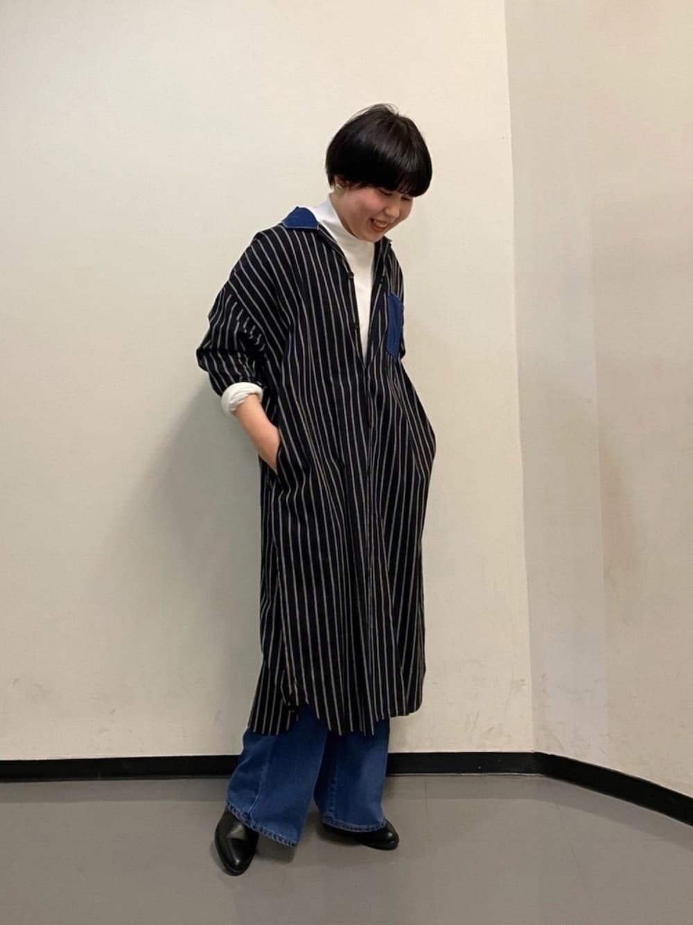 「秋コーデ、大人コーデ、大人カジュアル、メンズライク、デニム、ワンピース、古着、黒ブーツ」｜「FIL DE FERのＴ／Ｃコンビ　　タートルプルオーバー（Tシャツ/カットソー、ホワイト系）」を使った、kunisada.さん（レディース・160cm）の秋コーディネートの1枚目の写真