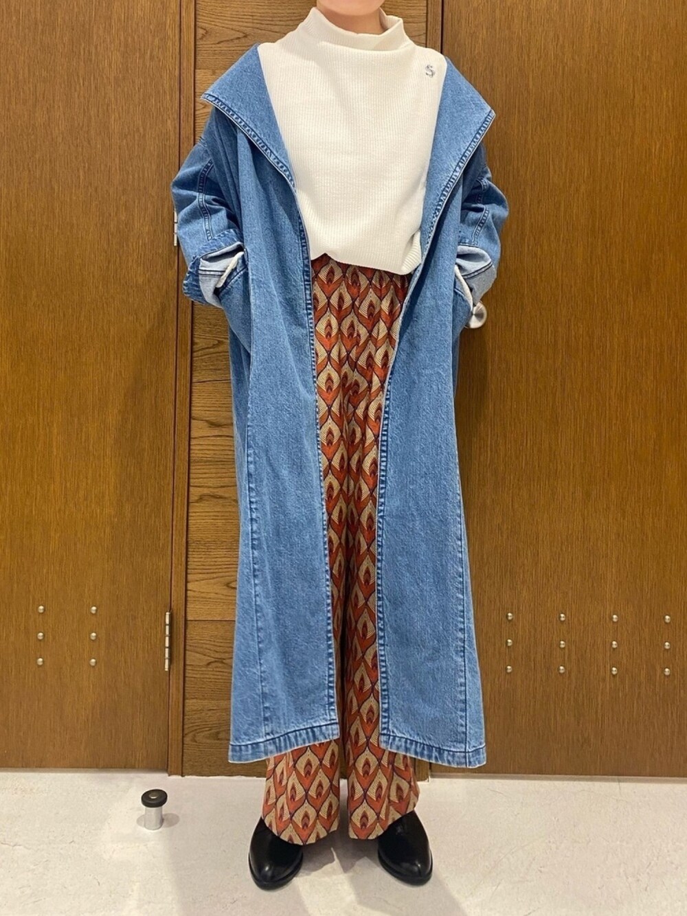 「カジュアル、大人カジュアル、春色、デニム、オーバーサイズ、ロングコート、パンツスタイル、ラクチンコーデ、ootd」｜「FIL DE FERのC/Peワッフル ハイネックカットソー（Tシャツ/カットソー、ホワイト系）」を使った、kunisada.さん（レディース・160cm）の冬コーディネートの1枚目の写真