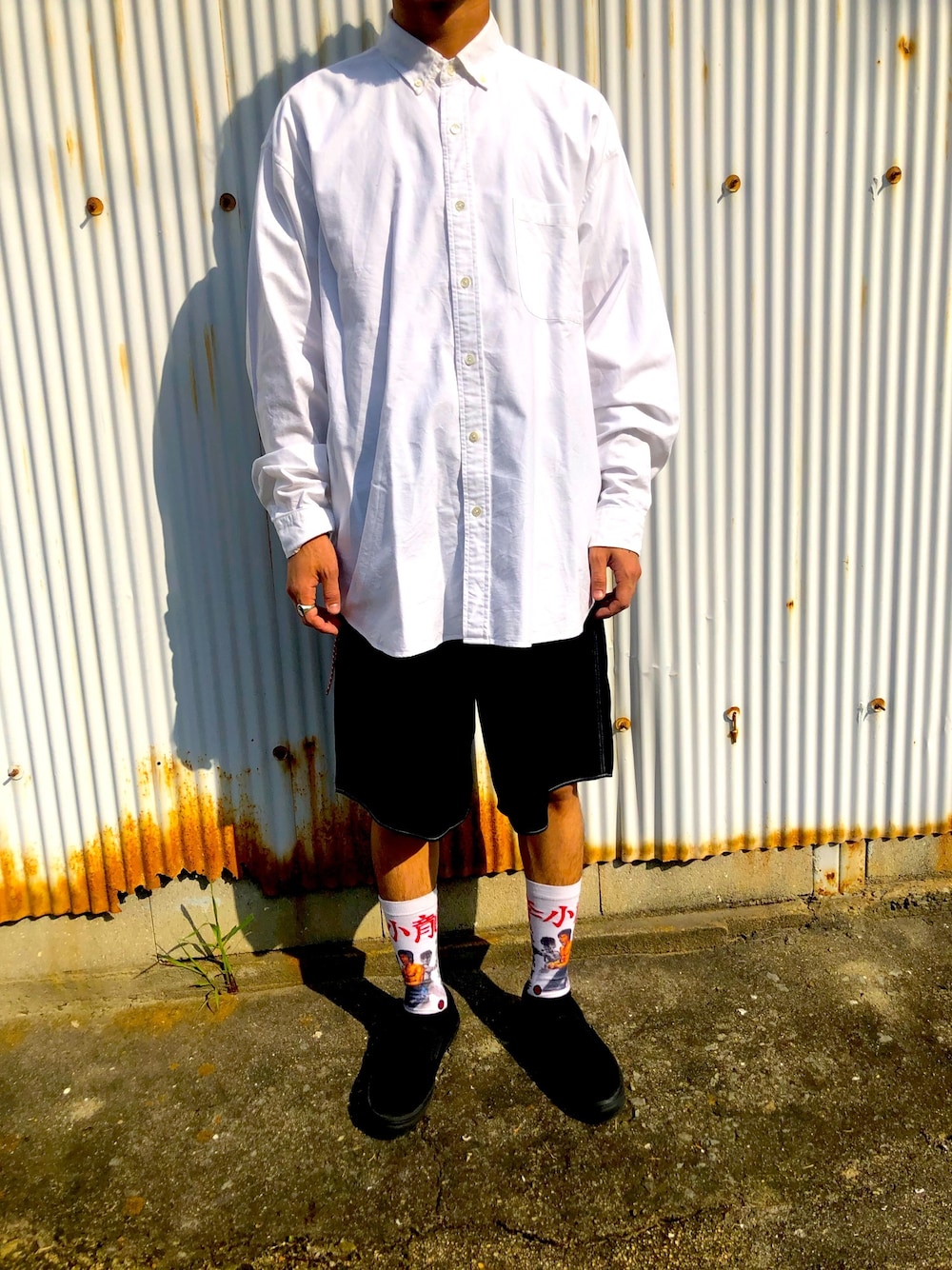 「ストリート、オーバーサイズ、オーバーシャツ、ブルースリー、シロクロ、ソックス」｜「BEAMS JAPANのアイテム（シャツ/ブラウス、ホワイト系）」を使った、のぞみさん（メンズ・172cm）の夏コーディネートの1枚目の写真