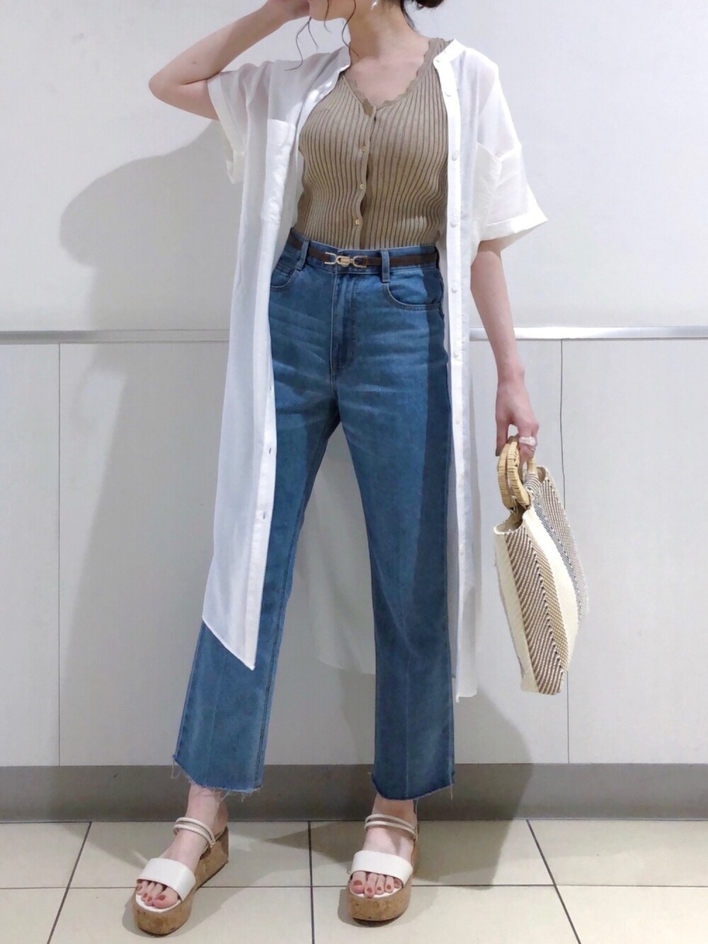 「mysty woman、シャツワンピ、タンクトップ、デニム、ストレートデニム、センタープレス、切りっぱなしデニム、サンダル、厚底サンダル、ハンドバッグ」｜「mysty womanのバンドカラーシャツワンピース 911164（ワンピース、ホワイト系）」を使った、ひ　な　たさん（レディース・160cm）の夏コーディネートの1枚目の写真