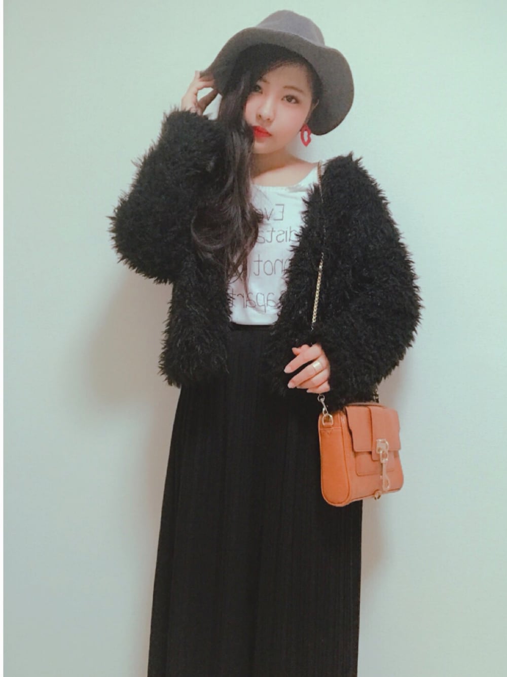 「black、white、おとなコーデ、シンプルコーデ、高級感、お気に入りピアス、ぼうしかぶってみた」｜「GUのアイテム（パンツ、ブラック系）」を使った、ねこさん（レディース・158cm）の春コーディネートの1枚目の写真