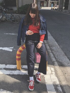 「レッドコーデ」｜「アイテム（スニーカー）」を使った、モカさん（レディース・162cm）の冬コーディネート