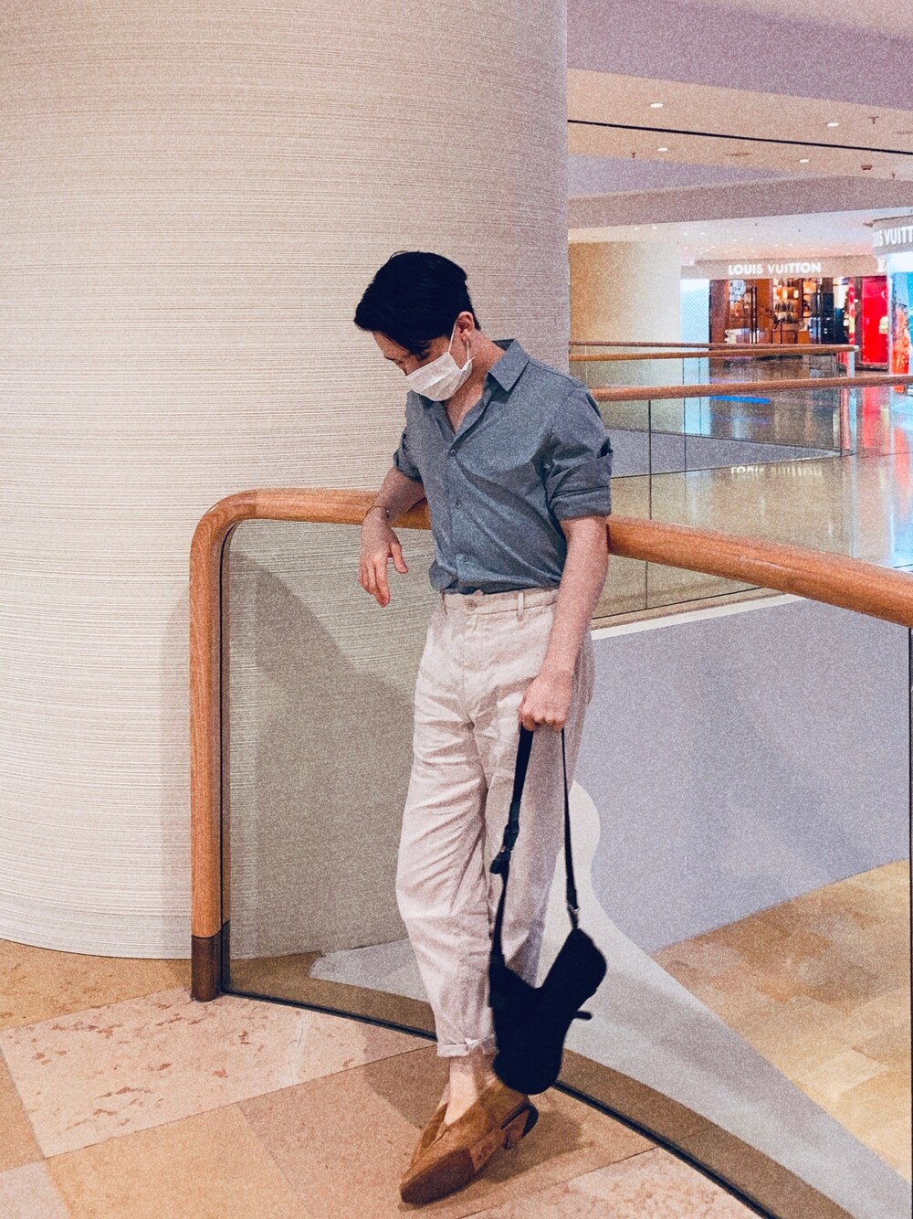 「COSのアイテム（シャツ/ブラウス、その他）」を使った、THYBJMさん（メンズ・170cm）の春コーディネートの1枚目の写真