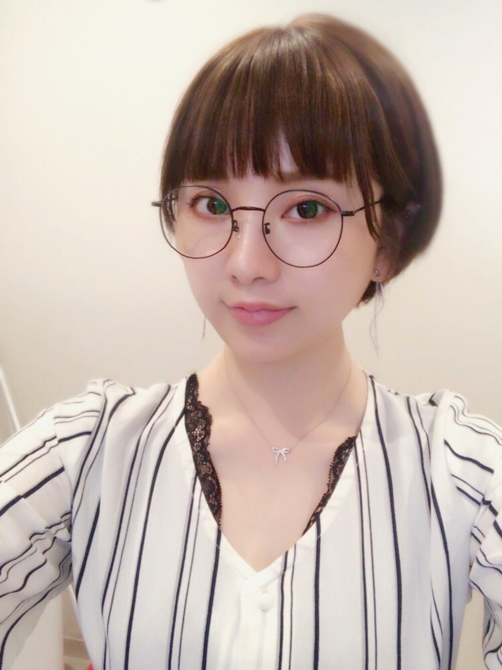「大人カジュアル、ホワイト、シンプル、仕事着、オフィスカジュアル」｜「Chicoの【セール除外】2WAYスカラップレース半袖プルオーバー（Tシャツ/カットソー、ブラック系）」を使った、小松 雪さん（レディース・163cm）の夏コーディネートの1枚目の写真