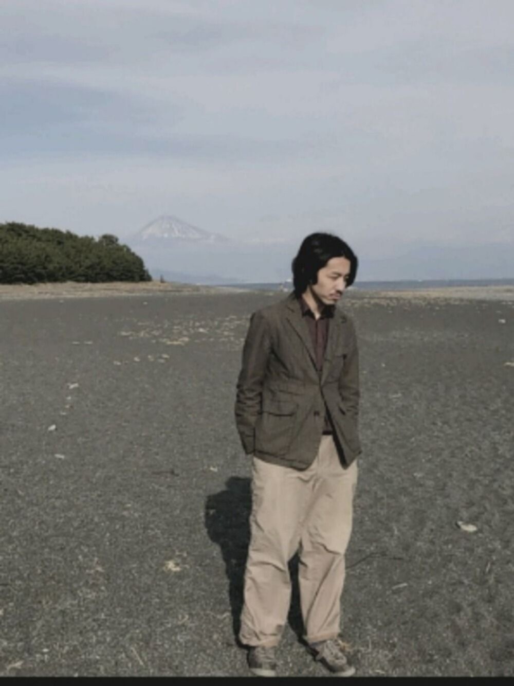 ブラウン系のテーラードジャケット、ベージュ系のチノパンツ、その他のシャツ/ブラウスを着用したメンズの春コーディネートの1枚目の写真