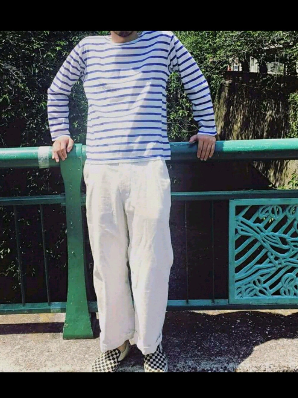 その他のTシャツ/カットソー、ホワイト系のその他パンツ、その他のスニーカーを着用したメンズの春コーディネートの1枚目の写真