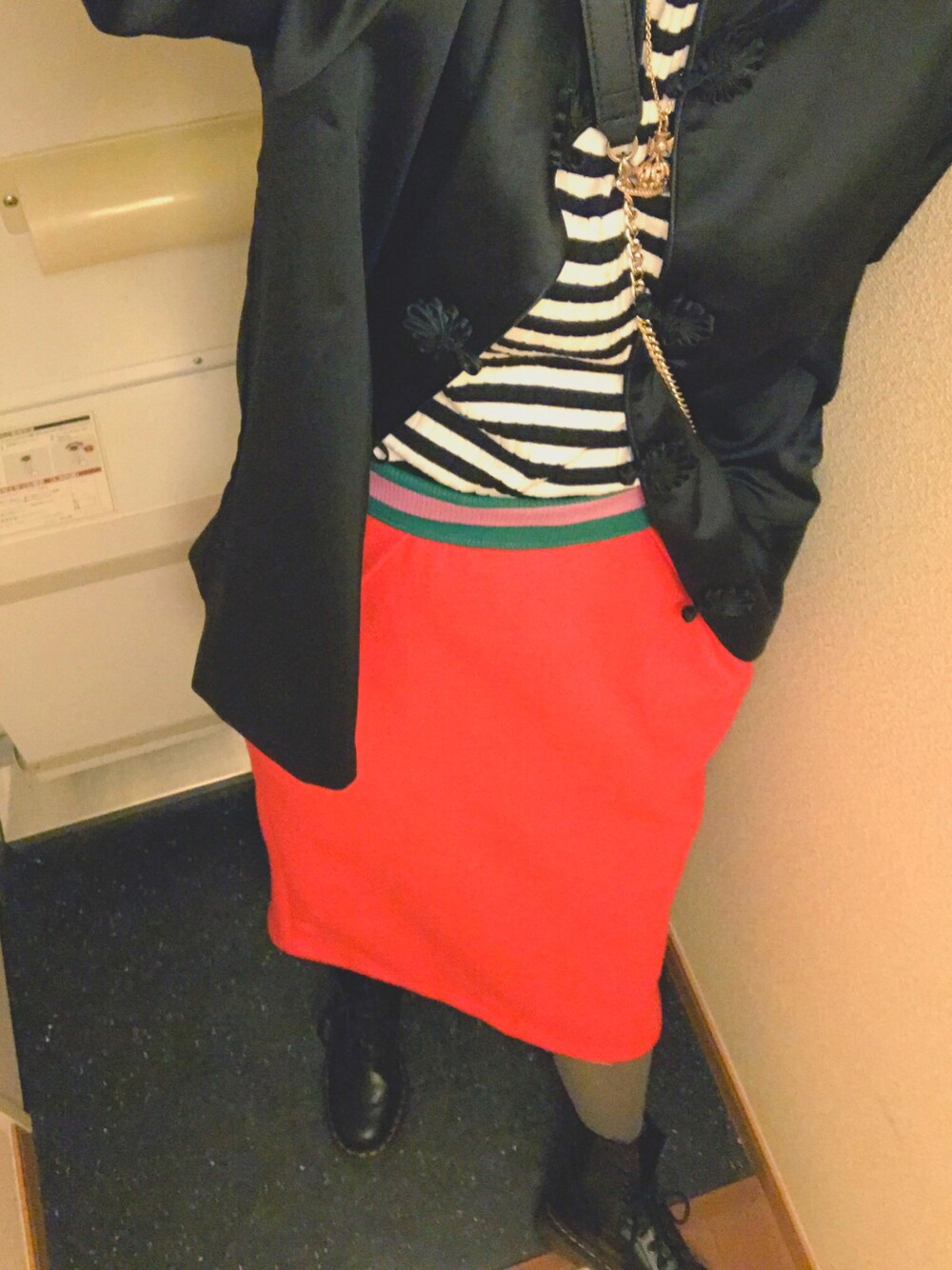 「Dr.Martens、WC」｜「(me)のアイテム（スカート、レッド系）」を使った、おはま。さん（レディース・157cm）の冬コーディネートの1枚目の写真