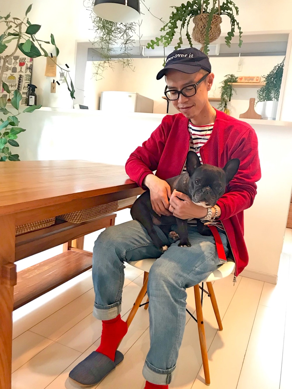 レッド系のカーディガン/ボレロ、ホワイト系のTシャツ/カットソー、ブルー系のデニムパンツを着用したメンズの春コーディネートの1枚目の写真