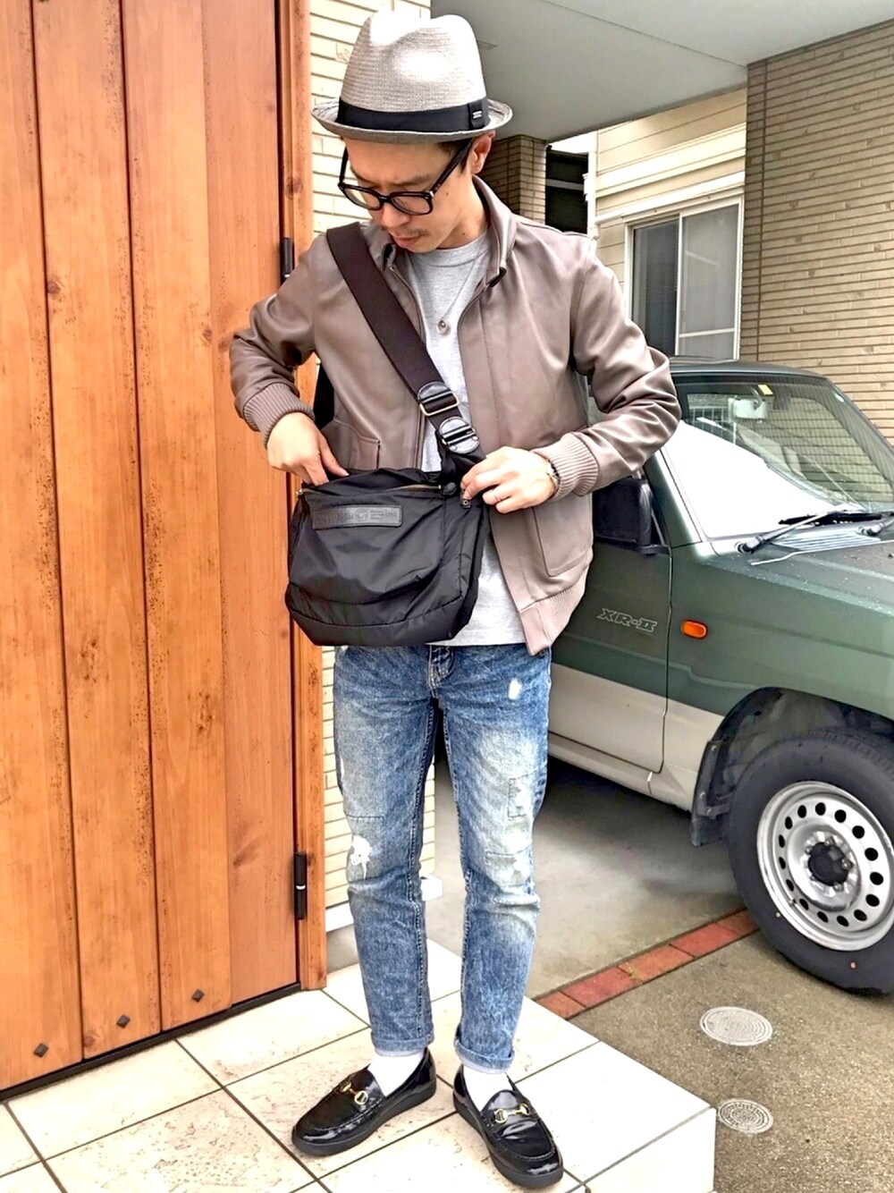 「春夏コーデ、ストローハット、クラッシュデニム、ダメージデニムパンツ、ローファー、黒縁メガネ」｜「CABALLEROのキャバレロ フェドラハット CASARES PAPER STRAW CABALLERO（ハット、グレー系）」を使った、junodart【official】さん（メンズ・168cm）の春コーディネートの1枚目の写真