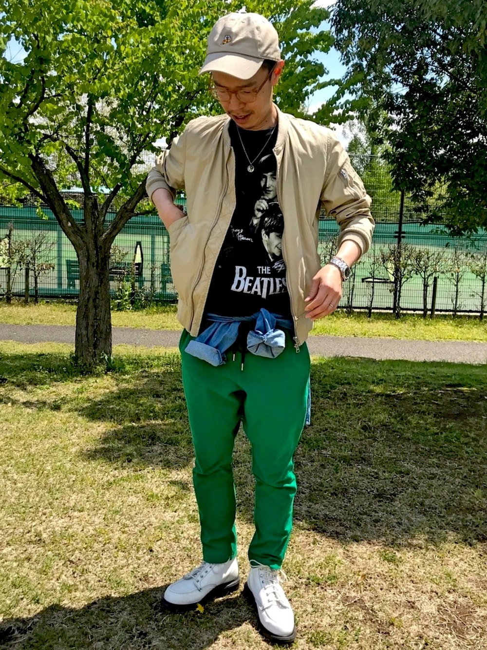 「犬の散歩、バンドT、ビートルズ」｜「URBAN RESEARCHのALPHA INDUSTRIES×URBAN RESEARCH iD　別注MA-1 JACKET（MA-1、ベージュ系）」を使った、junodart【official】さん（メンズ・168cm）の春コーディネートの1枚目の写真