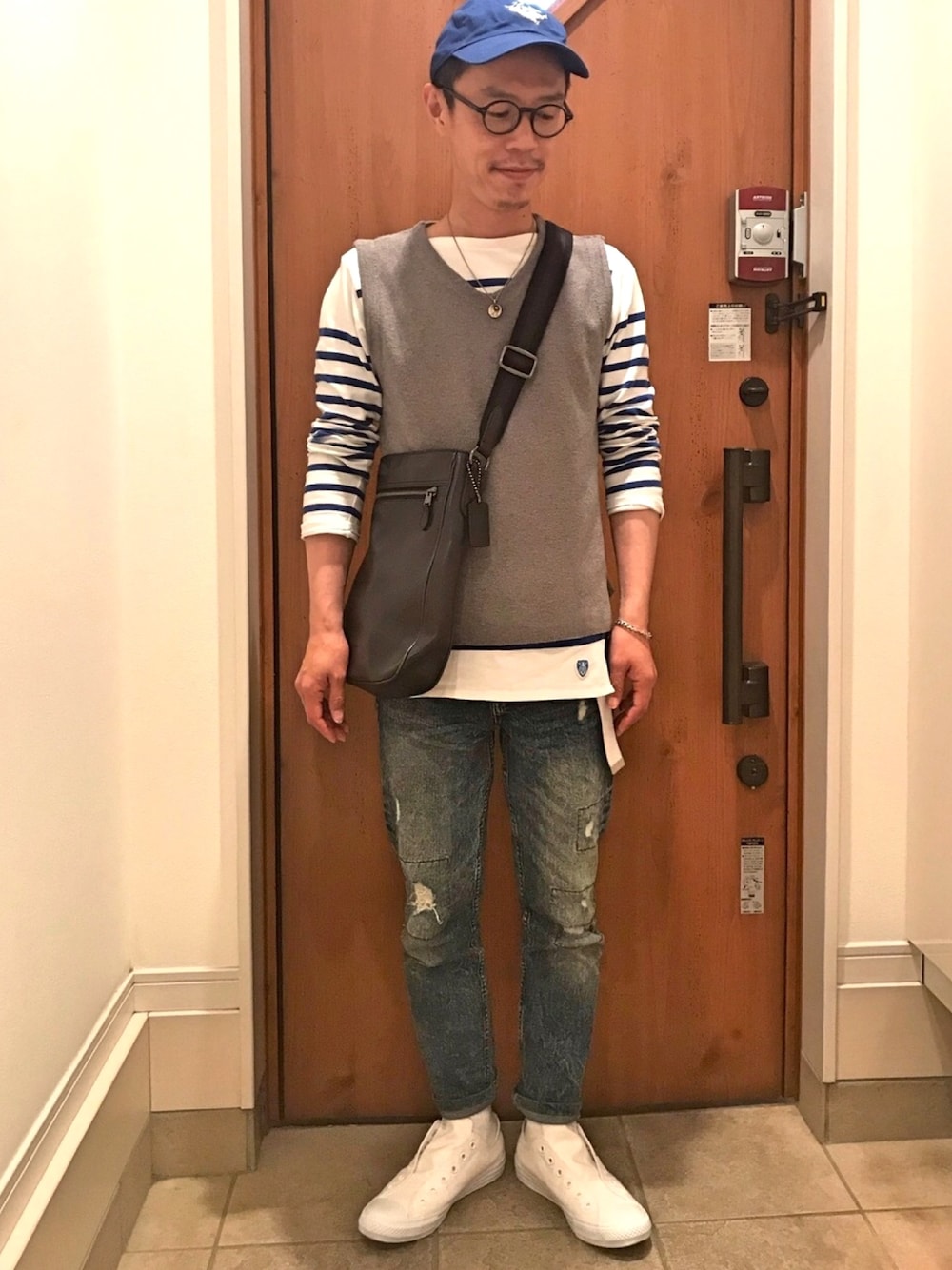 「ダメージデニムパンツ、ガチャベルト、ボーダー、マリン、コバルトブルー、玄関、スリッポン」｜「FREAK'S STOREのアイテム（ベスト、グレー系）」を使った、junodart【official】さん（メンズ・168cm）の春コーディネートの1枚目の写真