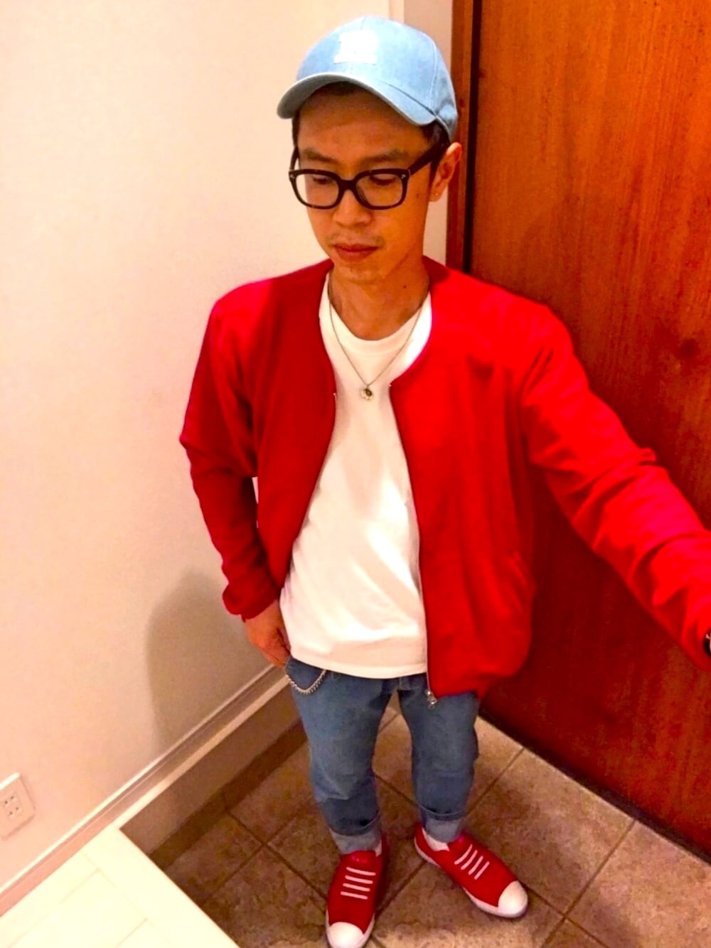 レッド系のカーディガン/ボレロ、ホワイト系のTシャツ/カットソー、ブルー系のデニムパンツを着用したメンズの夏コーディネートの1枚目の写真