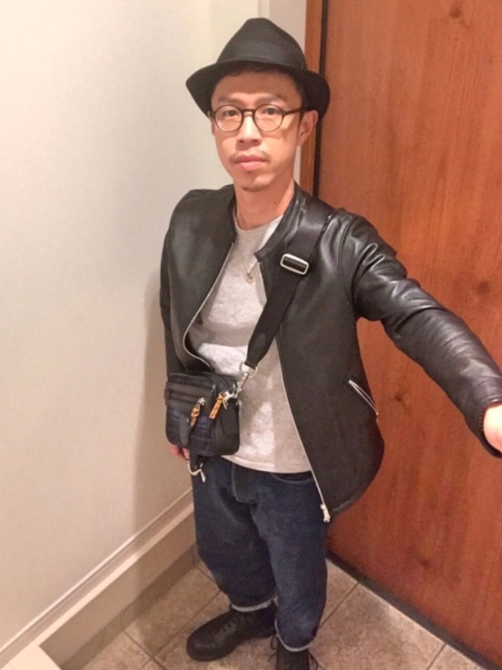 「ウールハット、シングルライダース、ロールアップ、1460、黒縁メガネ」｜「CABALLEROのCABALLERO TRILBY HAT FIGUERAS HARD FELT BLACK（ハット、ブラック系）」を使った、junodart【official】さん（メンズ・168cm）の秋コーディネートの1枚目の写真