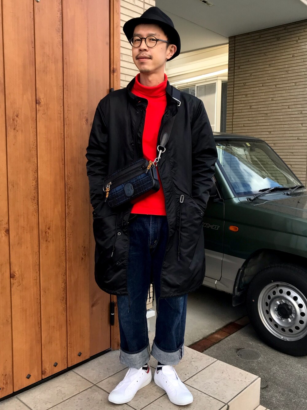 「ノーカラーコート、タートルネック、スリッポン、ロールアップ、ﾏﾙﾒｶﾞﾈ」｜「CABALLEROのCABALLERO TRILBY HAT FIGUERAS HARD FELT BLACK（ハット、ブラック系）」を使った、junodart【official】さん（メンズ・168cm）の冬コーディネートの1枚目の写真