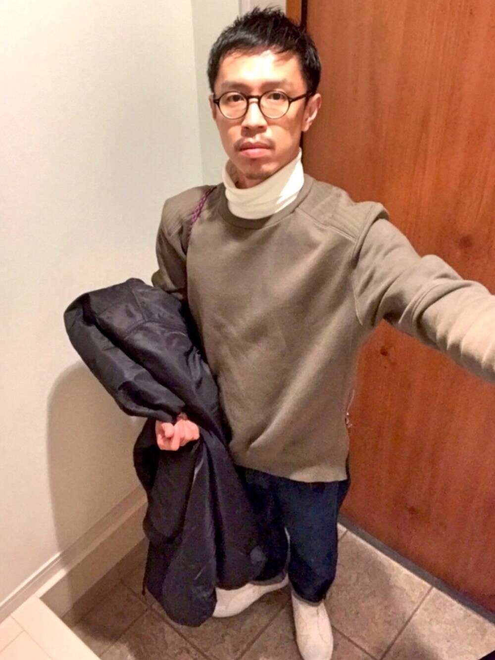 「タートルネック、スリッポン、ノーカラーコート」｜「OLIVER PEOPLESのMARDEN（メガネ、ブラック系）」を使った、junodart【official】さん（メンズ・168cm）の冬コーディネートの1枚目の写真