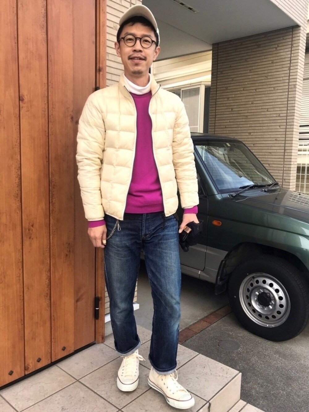 ホワイト系のダウンジャケット/コート、ピンク系のニット/セーター、ホワイト系のTシャツ/カットソーを着用したメンズの冬コーディネートの1枚目の写真