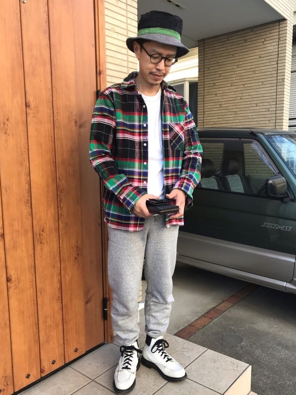 「カラーリンク、コーデュロイ、チェック、ポケットＴシャツ」｜「チャイハネの【チャイハネ】コーデュロイポークパイハット（ハット、ブラック系）」を使った、junodart【official】さん（メンズ・168cm）の冬コーディネートの1枚目の写真