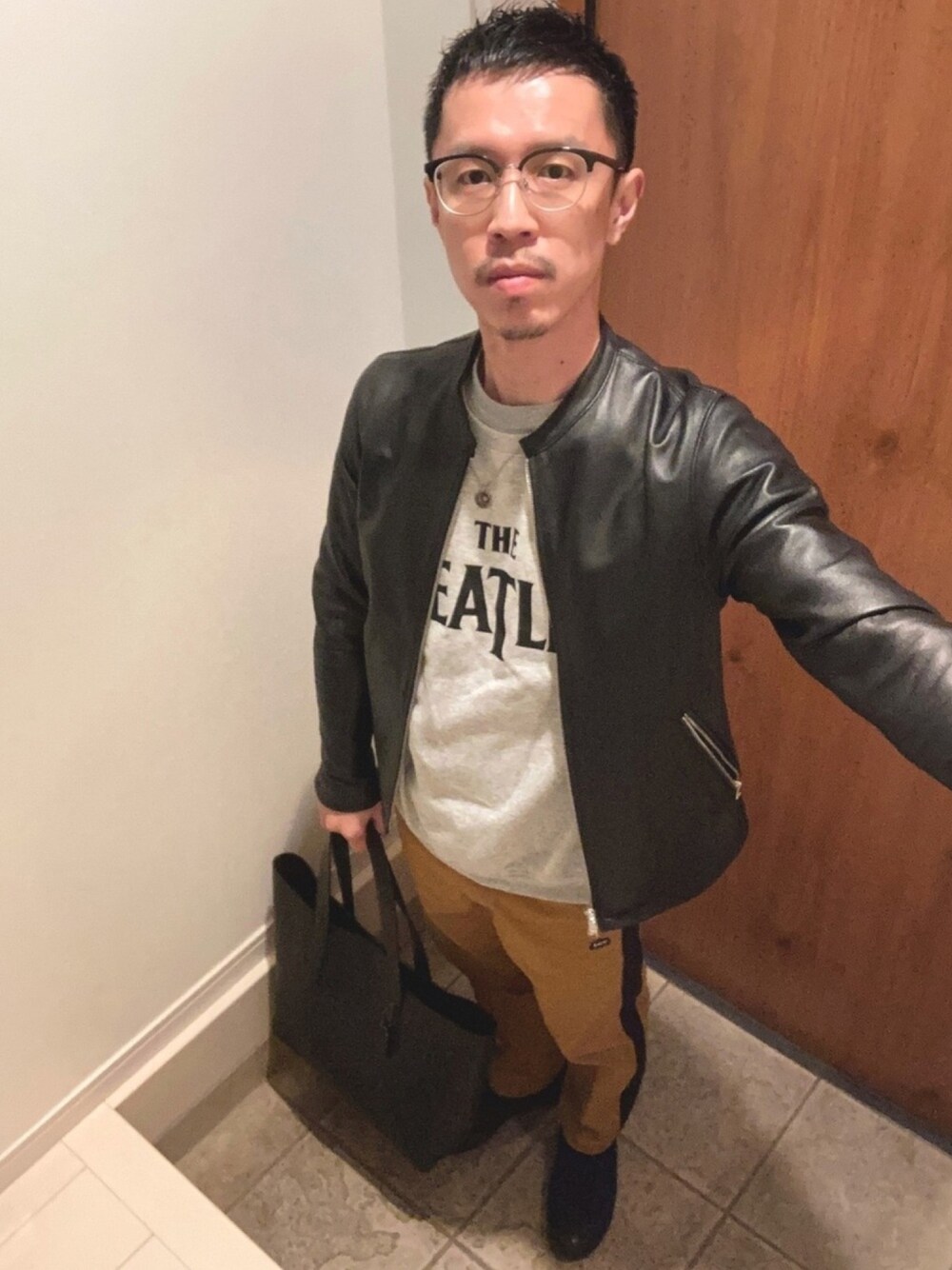 「ビートルズ、バンド、トラックパンツ、キルビル」｜「JINSのCombination & Bold Airframe（メガネ、ブラック系）」を使った、junodart【official】さん（メンズ・168cm）の春コーディネートの1枚目の写真