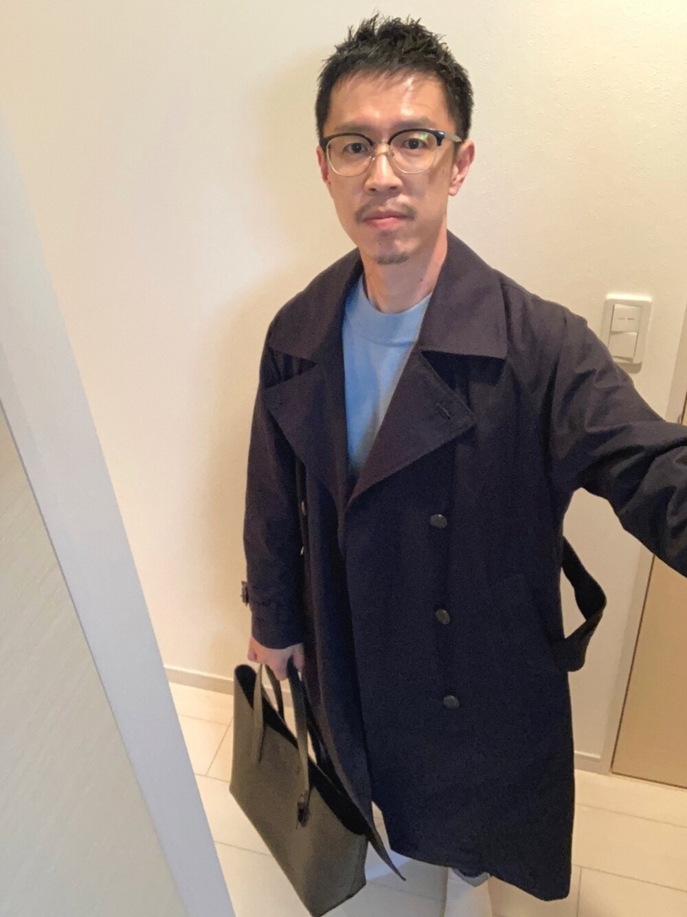 「トレンチコート、オーバーサイズ、ロールアップ」｜「JINSのCombination & Bold Airframe（メガネ、ブラック系）」を使った、junodart【official】さん（メンズ・168cm）の春コーディネートの1枚目の写真
