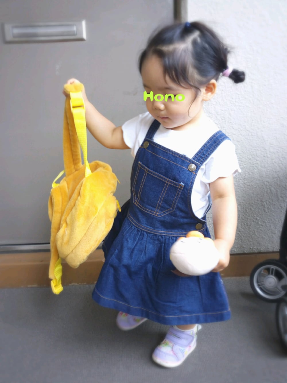 「サロペット、スカート、白Tシャツ、スニーカー、Branshes、1歳半、おんなのこ、おだんごヘアー」｜「BRANSHESのスカラップ×ロゴ半袖Tシャツ（Tシャツ/カットソー、ホワイト系）」を使った、Honoさん（キッズ・80cm）の夏コーディネートの1枚目の写真