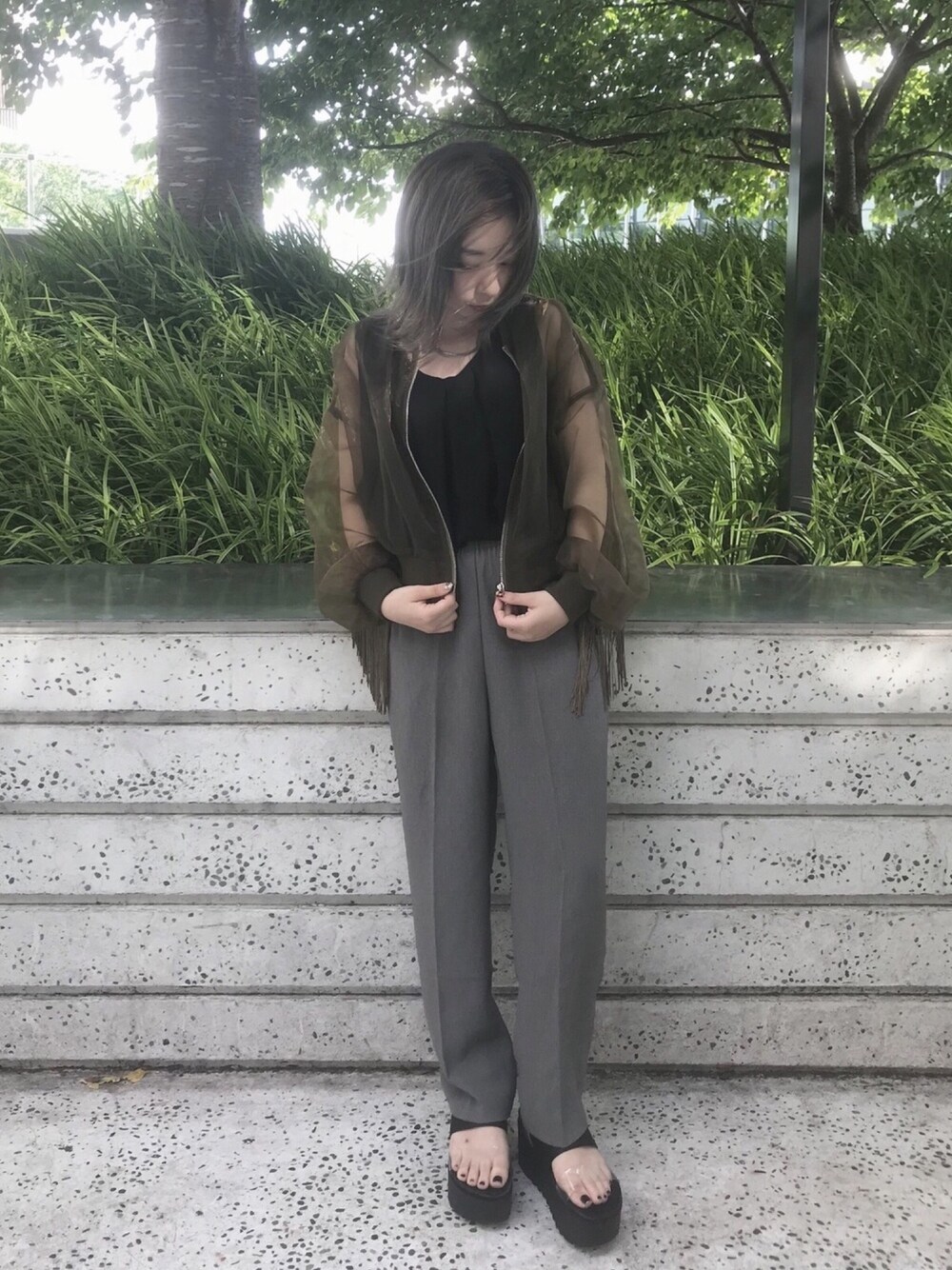 「チビーズ✳︎、チビコーデ、古着、古着好きな人と繋がりたい、古着MIX、シースルー、厚底サンダル、好きなものを着る、イージースラックス、フリクロ」｜「古着屋さんのアイテム（スラックス、グレー系）」を使った、t.さん（レディース・146cm）の夏コーディネートの1枚目の写真