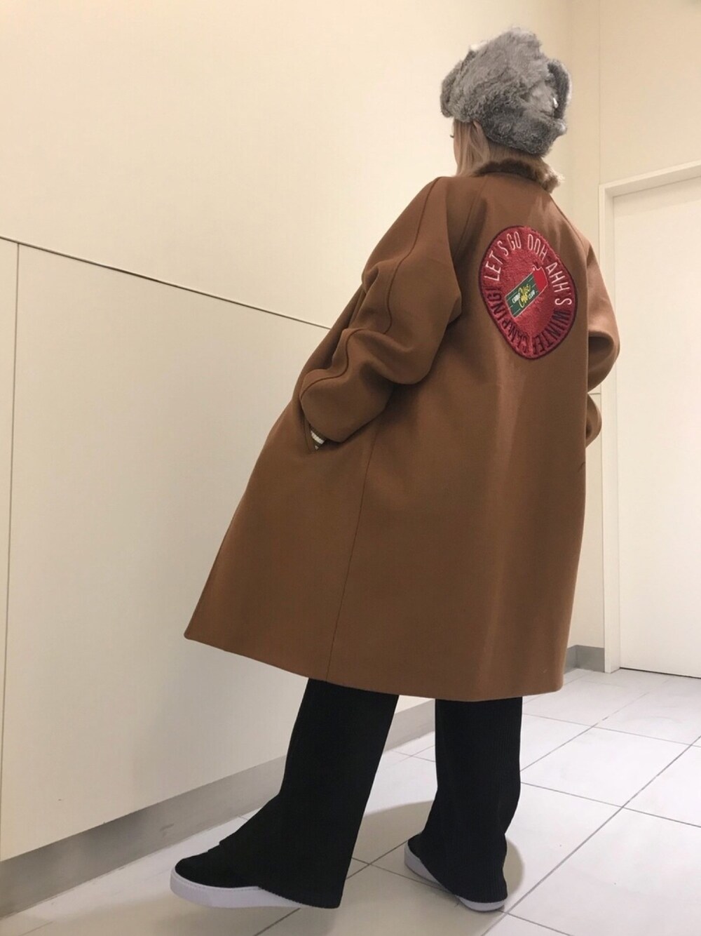 「コート、スニーカー、LHP、ファー小物、ootd、L.H.P、韓国ブランド、韓国ファッション、LHPWOMENS、lhplucuaosaka」｜「L.H.PのOoh!-AHh!/ウーアー/Camp Club Coat（ステンカラーコート、ブラウン系）」を使った、yukaiwamotoさん（レディース・160cm）の冬コーディネートの1枚目の写真