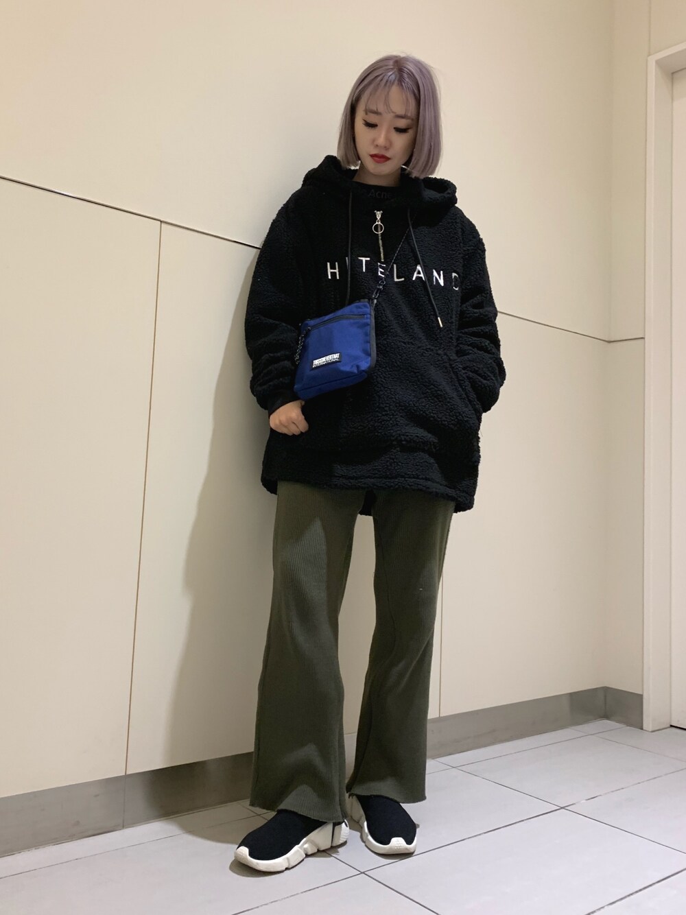「パーカー、ストリート、LHP、冬コーデ、オーバーサイズ、もこもこ、ootd、L.H.P、LHPWOMEN、lhplucuaosaka」｜「WHITELANDのWHITELAND/ホワイトランド/シープスキンボアアノラック（パーカー、ブラック系）」を使った、yukaiwamotoさん（レディース・161cm）の秋コーディネートの1枚目の写真