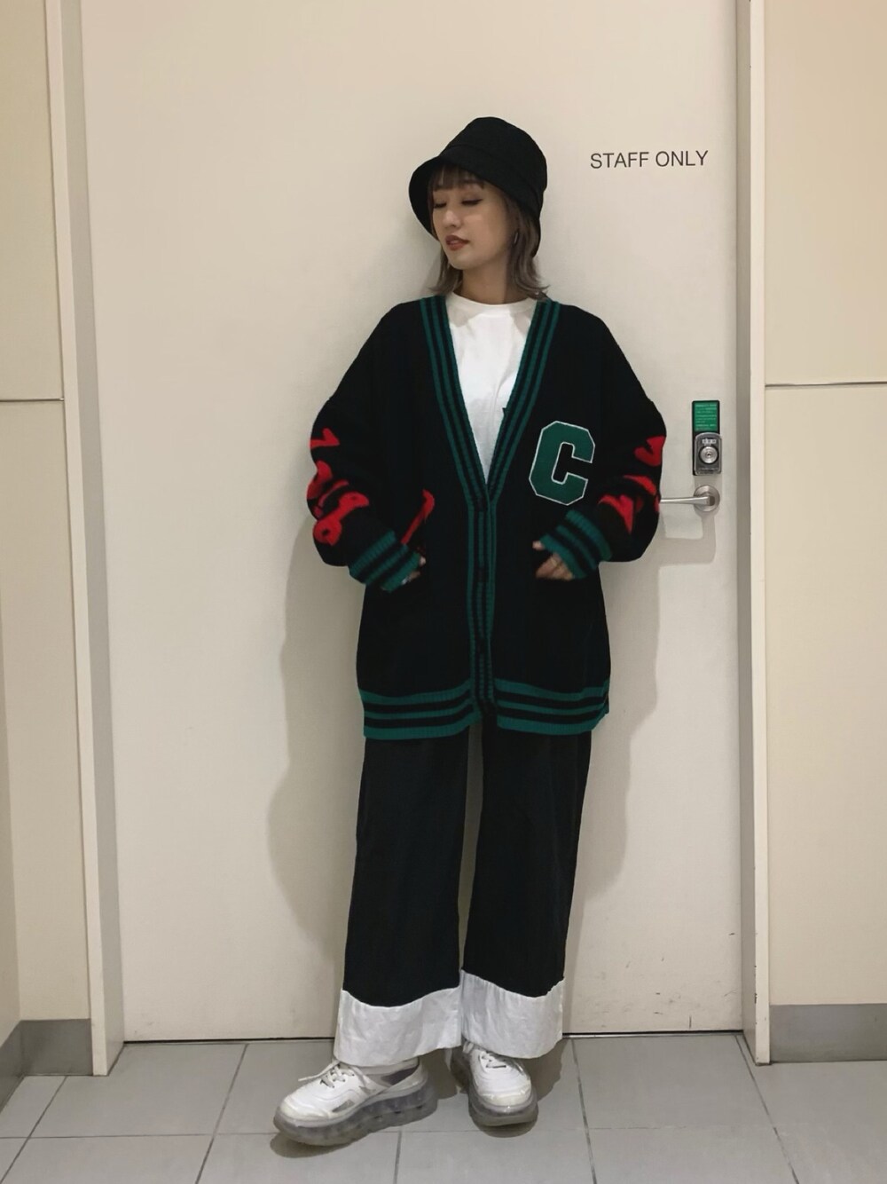 「スニーカー、ニット、ビッグシルエット、ストリート、LHP、オーバーサイズ、ootd、バケットハット、LHPWOMEN、lhplucuaosaka」｜「WHITELANDのWHITELAND/ホワイトランド/BIG LOGO LS TEE(ロンT)（Tシャツ/カットソー、ホワイト系）」を使った、yukaiwamotoさん（レディース・161cm）の秋コーディネートの1枚目の写真
