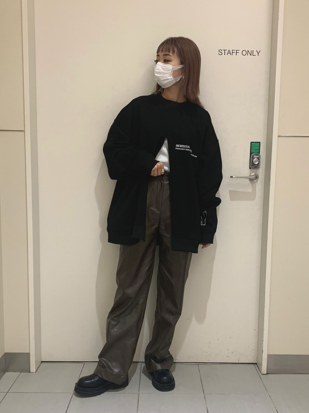 「スウェット、ビッグシルエット、ストリート、LHP、オーバーサイズ、シンプルコーデ、L.H.P、オトナカジュアル、LHPWOMEN、lhplucuaosaka」｜「L.H.PのA4A/エーフォーエー/FAKE ZIP CREW/ジップクルーネックスウェット（スウェット、ブラック系）」を使った、yukaiwamotoさん（レディース・161cm）の冬コーディネートの1枚目の写真