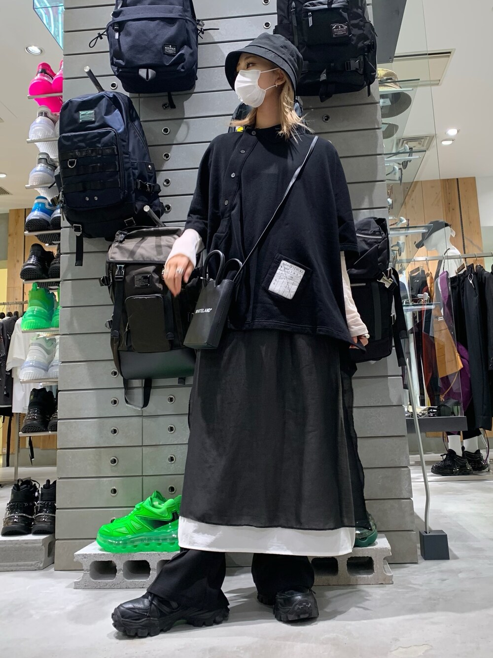 ブラック系のトップス、ブラック系のトートバッグ、ブラック系のその他パンツを着用したレディースの夏コーディネートの1枚目の写真