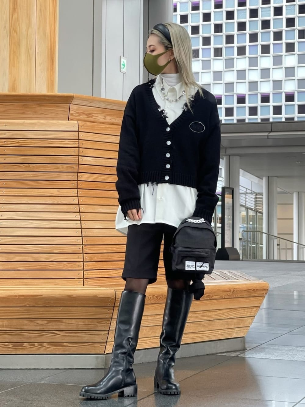 「ビッグシルエット、ストリート、LHP、オーバーサイズ、大人女子、L.H.P、オトナカジュアル、韓国ファッション、lhplucuaosaka、私の推しブランド」｜「DANKE SCHONのDankeSchon/ダンケシェーン/INVERSION CHAIN SHIRTS（シャツ/ブラウス、ホワイト系）」を使った、yukaiwamotoさん（レディース・161cm）の冬コーディネートの1枚目の写真