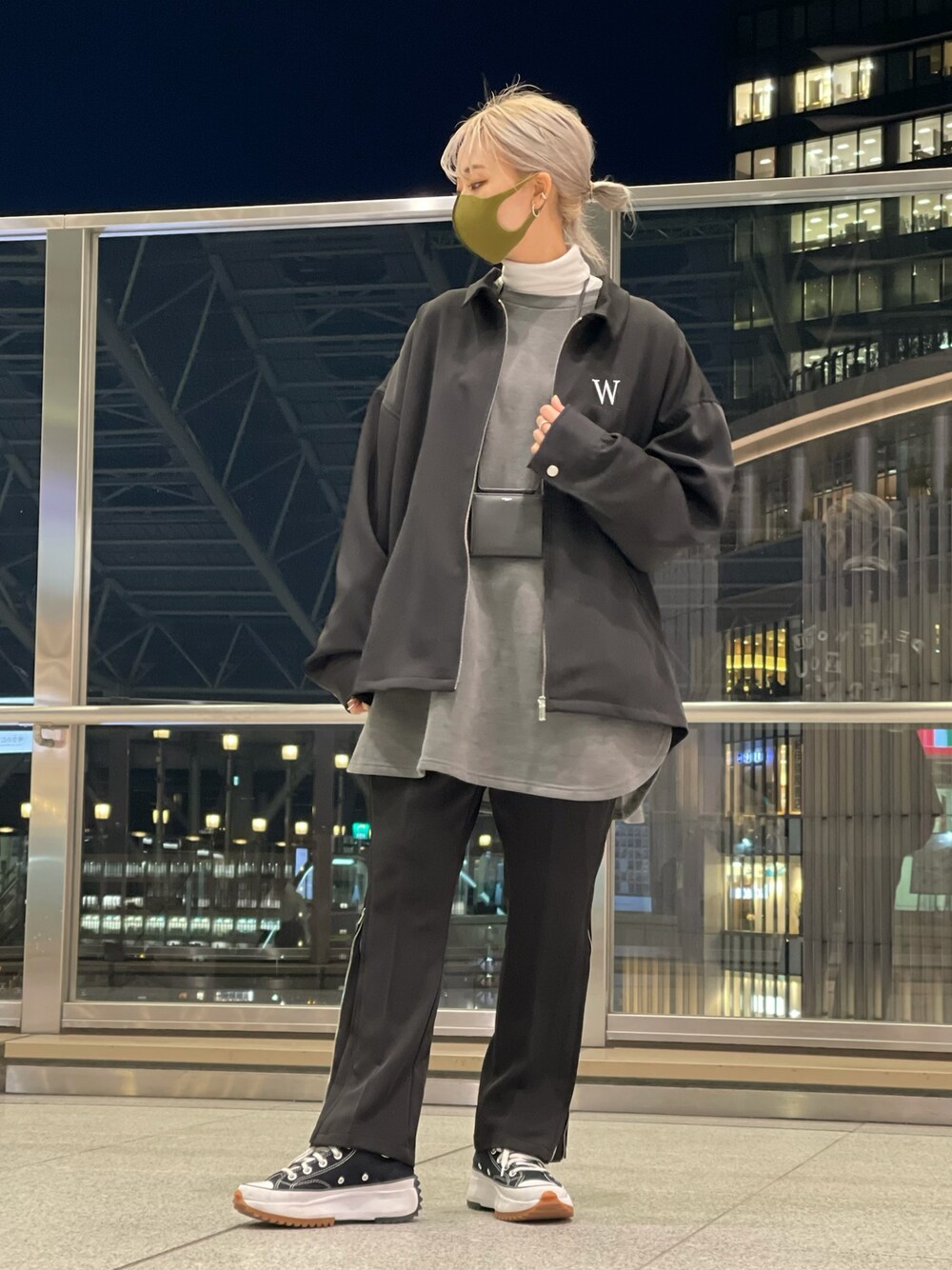 「セットアップ、ストリート、LHP、レイヤードスタイル、オーバーサイズ、ビックシルエット、フレアパンツ、春コーデ、L.H.P、lhplucuaosaka」｜「WHITELANDのWHITELAND/ホワイトランド/NECK WALLET/ネックウォレット（財布、ブラック系）」を使った、yukaiwamotoさん（レディース・161cm）の春コーディネートの1枚目の写真