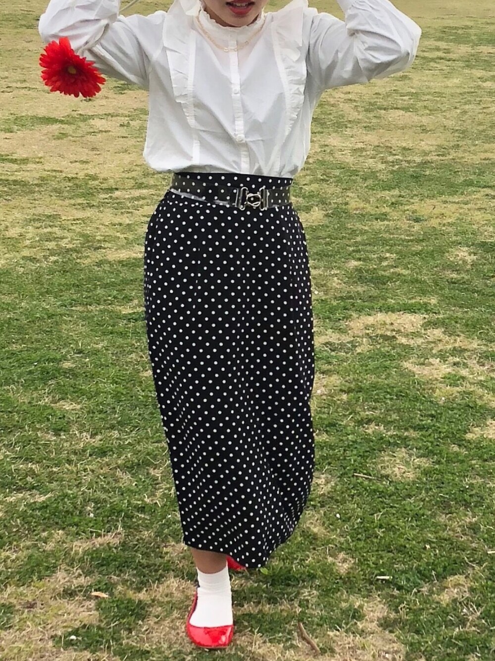 「春、お花見、フリルブラウス、ドットスカート、赤パンプス」｜「w closetのドット柄サスペンダー付きスカート（スカート、ブラック系）」を使った、ﾊﾂﾞｷさん（レディース・155cm）の春コーディネートの1枚目の写真
