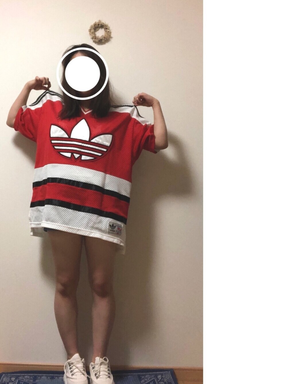 「adidas originals、EYTYS、ヴィンテージ」｜「adidas Originalsのアイテム（Tシャツ/カットソー、レッド系）」を使った、小真さん（レディース・155cm）の夏コーディネートの1枚目の写真