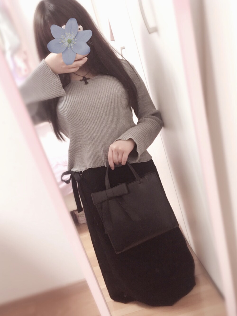 「休日スタイル、black、黒、Ｉライン、シンプル」｜「E hyphen world galleryのアイテム（ニット/セーター、グレー系）」を使った、のらさん（レディース・150cm）の冬コーディネートの1枚目の写真