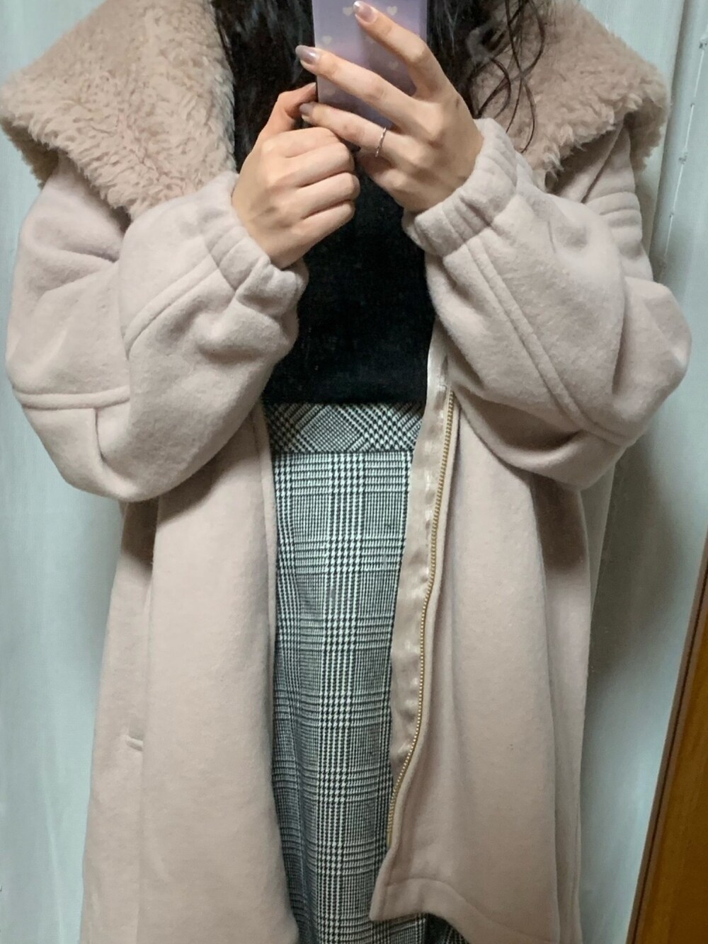 「大人カジュアル、大人女子、シンプル、キレイめ、くすみカラー、ブラックコーデ、スカート、アウター、snidel、31 Sons de mode」｜「MISCH MASCHのフロッキーチェックスカート（スカート、グレー系）」を使った、tさん（レディース・157cm）の秋コーディネートの1枚目の写真