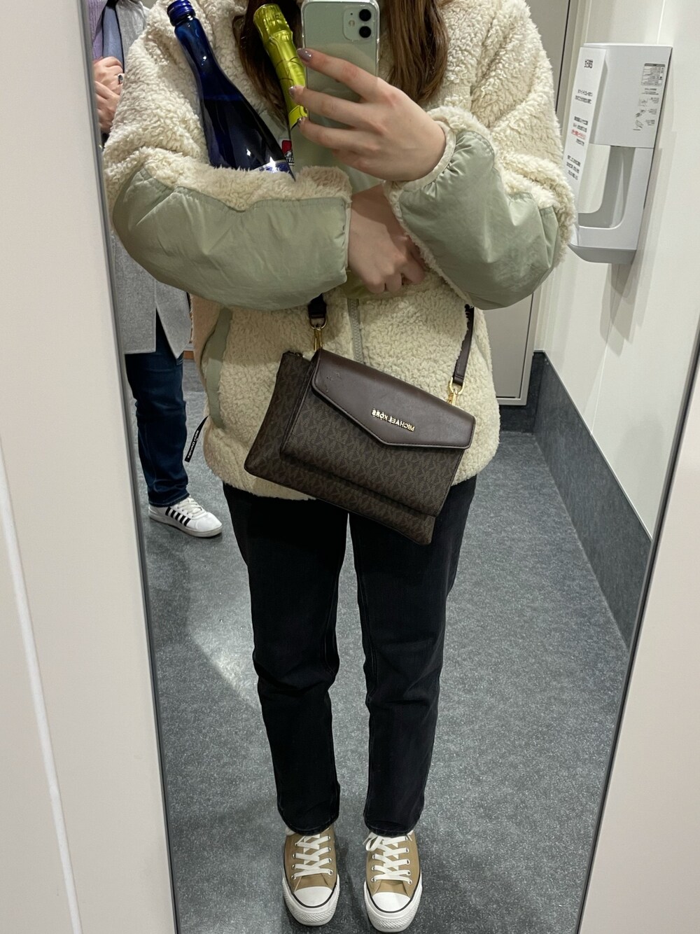 「冬コーデ、冬、シンプル、ニット、プチプラ、UNIQLO、ボア、GU、カジュアル、converse」｜「BEN DAVISのBENDAVIS/ベンデイビス/ソフトボアフリースジャケット（ブルゾン、ホワイト系）」を使った、tさん（レディース・157cm）の冬コーディネートの1枚目の写真