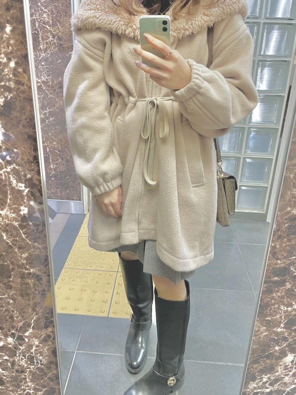 「お洒落さんとつながりたい、大人かわいい、ピンク、スカート、モッズコート、ロングブーツ、snidel、COACH、ニット、チョコ色に染まれ」｜「dazzlinのヘムレースフレアニットトップス（ニット/セーター、ブラウン系）」を使った、tさん（レディース・157cm）の冬コーディネートの1枚目の写真