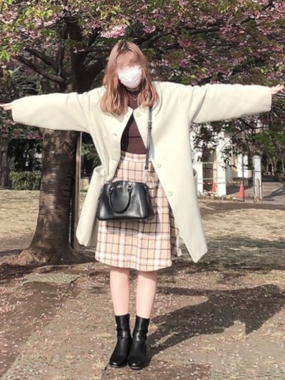 「春コーデ、プチプラ、きれいめカジュアル、大人コーデ、グリーン、大人女子、dazzlin、COACH、はるコーデ、ブラウン」｜「dazzlinのヘムレースフレアニットトップス（ニット/セーター、ブラウン系）」を使った、tさん（レディース・157cm）の春コーディネートの1枚目の写真